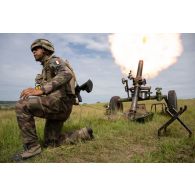 Un artilleur du 68e régiment d'artillerie d'Afrique (RAA) déclenche un tir au mortier de 120 mm rayé tracté (MO-120 RT) sur le champ de tir de Cincu, en Roumanie.