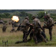 Des artilleurs du 68e régiment d'artillerie d'Afrique (RAA) déclenchent une salve de tir au mortier de 120 mm rayé tracté (MO-120 RT) sur le champ de tir de Cincu, en Roumanie.