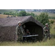 Des artilleurs roumains du 206e bataillon d'artillerie coordonnent leurs tirs de mortier depuis leur centre opérationnel sur le champ de tir de Cincu, en Roumanie.