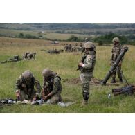 Des artilleurs roumains du 206e bataillon d'artillerie mettent un mortier M1982 de 120 mm en batterie sur le champ de tir de Cincu, en Roumanie.