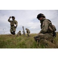 Des artilleurs roumains du 206e bataillon d'artillerie préparent un tir au mortier M1982 de 120 mm en batterie sur le champ de tir de Cincu, en Roumanie.