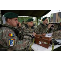 Des artilleurs roumains du 206e bataillon d'artillerie coordonnent les tirs de mortier depuis leur poste de commandement sur le champ de tir de Cincu, en Roumanie.