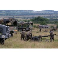 Des artilleurs du 68e régiment d'artillerie d'Afrique (RAA) rangent un mortier de 120 mm rayé tracté (MO-120 RT) au terme d'un tir sur le champ de tir de Cincu, en Roumanie.