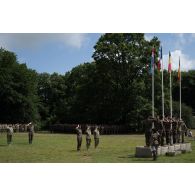 Lever des couleurs françaises, belges, roumaines et luxembourgeoises pour la fête nationale à Cincu, en Roumanie.