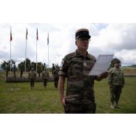 Le lieutenant-colonel Pierre Houdaille lit l'ordre du jour pour la fête nationale à Cincu, en Roumanie.