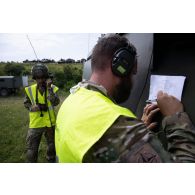 Des soldats belges reçoivent des coordonnées pour un tir de véhicule blindé Piranha IIIC DF30 à Cincu, en Roumanie.