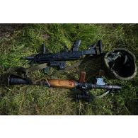 Armement du fantassin polonais : fusil d'assaut Beryl et lance-roquettes RPG-7 sur le champ de tir de Cincu, en Roumanie.