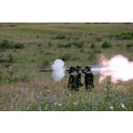 Des soldats polonais de la 12e brigade mécanisée tirent au lance-roquettes RPG-7 sur le champ de tir de Cincu, en Roumanie.