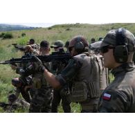 Un soldat du 35e régiment d'infanterie (RI) manipule un fusil d'assaut Beryl sous la supervision de son homologue polonais sur le champ de tir de Cincu, en Roumanie.