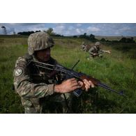 Des soldats roumains du 20e bataillon d'infanterie tirent au fusil d'assaut MD 63 et au lance-roquettes RPG-7 sur le champ de tir de Cincu, en Roumanie.