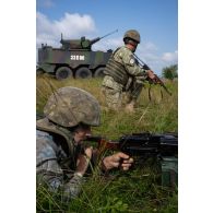 Des soldats roumains du 20e bataillon d'infanterie tirent au fusil d'assaut MD 63 et au fusil mitrailleur RPK sur le champ de tir de Cincu, en Roumanie.