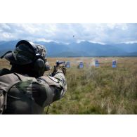 Un soldat du 35e régiment d'infanterie (RI) tire au pistolet semi-automatique (PSA) Glock 17 sur le champ de tir de Cincu, en Roumanie.