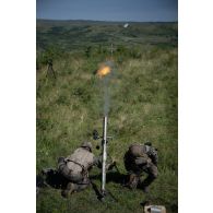 Des soldats du 1er régiment de chasseurs (RCh) effectuent un tir de fumigène au mortier de 81 mm léger long renforcé (MO-81 LLR) à Cincu, en Roumanie.