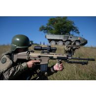 Des soldats portugais du 14e régiment d'infanterie se mettent en formation après avoir débarqué de leur blindé Pandur II à Cincu, en Roumanie.