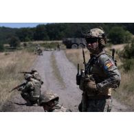 Des soldats roumains du 26e bataillon d'infanterie tirent sur le terrain de manoeuvres de Cincu, en Roumanie.