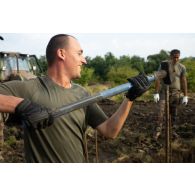 Des sapeurs du 19e régiment du génie (RG) plantent des piquets le long d'une tranchée à Cincu, en Roumanie.