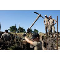 Des sapeurs du 19e régiment du génie (RG) consolident une tranchée à Cincu, en Roumanie.