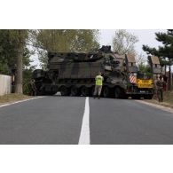 Un tracteur routier porte-char de 50 tonnes (TR-PC 50) convoie un dépanneur du char Leclerc (DNG/DCL) du 5e régiment de dragons (RD) sur le camp de Babadag, en Roumanie.