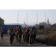 Des soldats belges du régiment Libération -5e de ligne participent à une course autour de Cincu, en Roumanie.