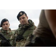 Des soldats macédoniens participent à un atelier de lutte nucléaire, radiologique, bactériologique et chimique (NRBC) à Cincu, en Roumanie.