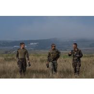 Des instructeurs français discutent avec un soldat belge du régiment Libération-5e de ligne sur le champ de tir de Cincu, en Roumanie.