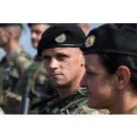 Portrait de soldats macédoniens pour une cérémonie de clôture d'exercice à Cincu, en Roumanie.