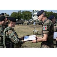 Le colonel Philippe Le Duc du 35e régiment d'infanterie (RI) remet un diplôme à un soldat macédonien au terme d'un exercice à Cincu, en Roumanie.