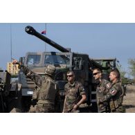 Le colonel Philippe Le Duc du 35e régiment d'infanterie (RI) accompagné d'un aumônier catholique assiste à un exercice de tir sur camion équipé d'un système d'artillerie (CAESAR) à Cap Midia, en Roumanie.