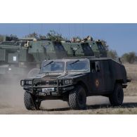 Un humvee roumain du 81e bataillon d'artillerie circule sur le terrain de manoeuvres de Cap Midia, en Roumanie.