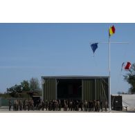 Des soldats se rassemblent pour une compétition sportive sur la place d'armes de la base du Cap Midia, en Roumanie.