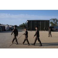 Des soldats regagnent leur emplacement au terme d'une cérémonie des couleurs à Cap Midia, en Roumanie.