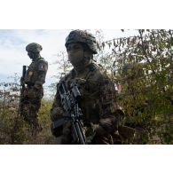 Des soldats de la section robotique renseignement d'infanterie (SRRI) du 35e régiment d'infanterie (RI) s'infiltrent derrière les lignes ennemies à Babadag, en Roumanie.