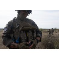 Un soldat de la section robotique renseignement d'infanterie (SRRI) du 35e régiment d'infanterie (RI) pilote un micro-drone Black Hornet à Babadag, en Roumanie.