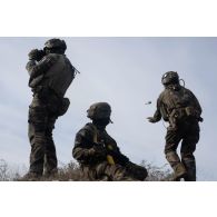 Des soldats de la section robotique renseignement d'infanterie (SRRI) du 35e régiment d'infanterie (RI) récupèrent un micro-drone Black Hornet à Babadag, en Roumanie.