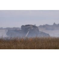 Une épave de char sert de cible sur le terrain de manoeuvres de Babadag, en Roumanie.