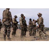 Un instructeur roumain encadre des soldats français et luxembourgeois pour un exercice de tir au fusil de précision Dragunov à Babadag, en Roumanie.