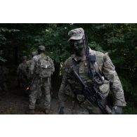 Un chef de groupe américain du 32e régiment d'infanterie dirige ses hommes pour une reconnaissance du secteur de Brădet, en Roumanie.