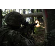 Un soldat britannique de la 12e brigade d'infanterie mécanisée ouvre le feu avec son fusil d'assaut L85 pour défendre sa position contre une embuscade adverse à Brădet, en Roumanie.