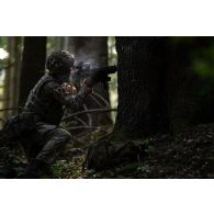 Un soldat britannique de la 12e brigade d'infanterie mécanisée ouvre le feu avec son fusil d'assaut L85 pour défendre sa position contre une embuscade adverse à Brădet, en Roumanie.