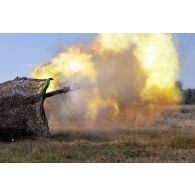 Tir d'obus de 152 mm à l'obusier D-20 du 325e bataillon d'artillerie roumain à Cincu, en Roumanie.