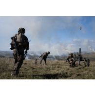 Des soldats du 1er régiment d'artillerie (RA) coordonnent des tirs au mortier de 120 mm rayé tracté (MO-120 RT) à Cincu, en Roumanie.