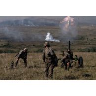 Des soldats du 1er régiment d'artillerie (RA) coordonnent des tirs au mortier de 120 mm rayé tracté (MO-120 RT) à Cincu, en Roumanie.