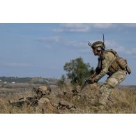 Des soldats belges du régiment Libération-5e de ligne s'exercent au tir en formation sur le champ de tir de Cincu, en Roumanie.