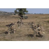 Des soldats belges du régiment Libération-5e de ligne s'exercent au tir en formation sur le champ de tir de Cincu, en Roumanie.