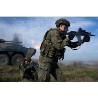 Des soldats polonais de la 12e brigade mécanisée s'exercent au tir en formation avec l'appui d'un blindé KTO Rosomak à Cincu, en Roumanie.