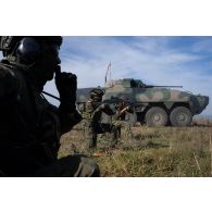 Des soldats polonais de la 12e brigade mécanisée s'exercent au tir en formation avec l'appui d'un blindé KTO Rosomak à Cincu, en Roumanie.