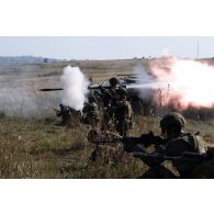 Des soldats polonais de la 12e brigade mécanisée s'exercent au tir en formation avec l'appui d'un blindé KTO Rosomak à Cincu, en Roumanie.