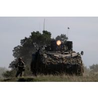 Un soldat belge du régiment Libération-5e de ligne débarque d'un blindé Mowag Piranha IIIC à Cincu, en Roumanie.