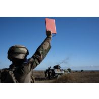 Un soldat du 54e régiment d'artillerie (RA) coordonne le tir d'un canon antiaérien de 20 mm sur véhicule de l'avant blindé (VAB) T-20/13 à Cap Midia, en Roumanie.