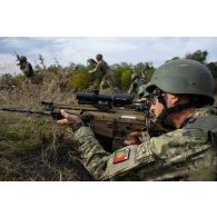 Des soldats portugais du 14e régiment d'infanterie montent à l'assaut des tranchées adverses à Cincu, en Roumanie.